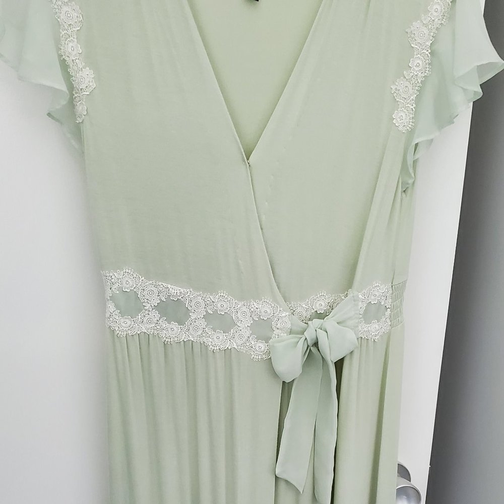 Elegant Lace Trimmed Sleepwear in Mint Green